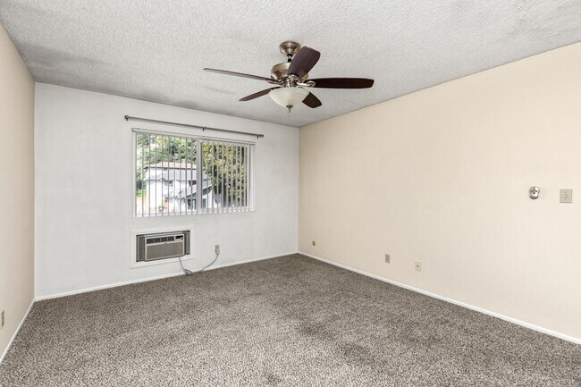 Building Photo - Move-in Ready Condo!