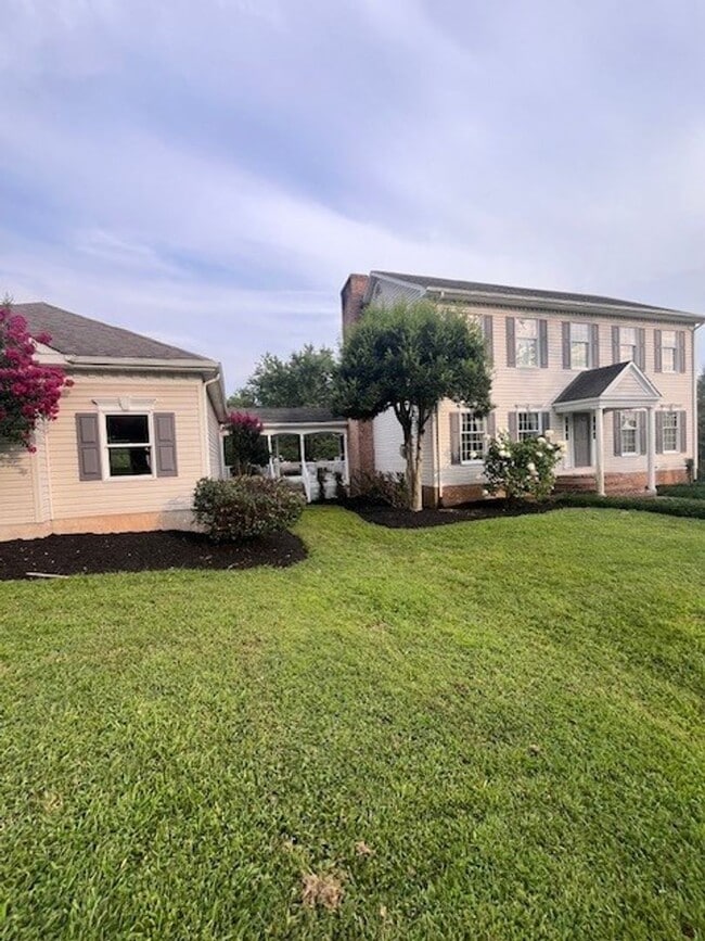 Building Photo - 3-bedroom! Garage Space & Privacy! Look no further...