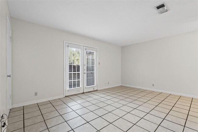 Building Photo - 2800 Westhill Dr
