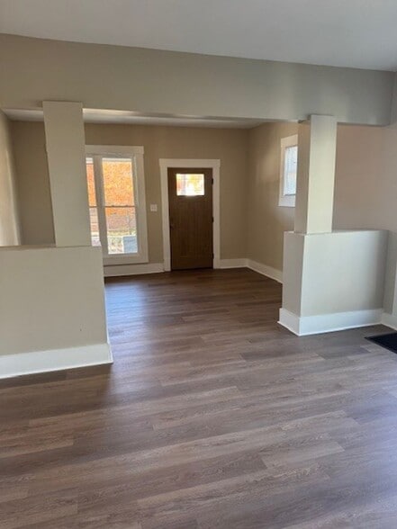 Building Photo - Newly Remodeled 3BR/1.5BA Townhome - Bates Hendricks