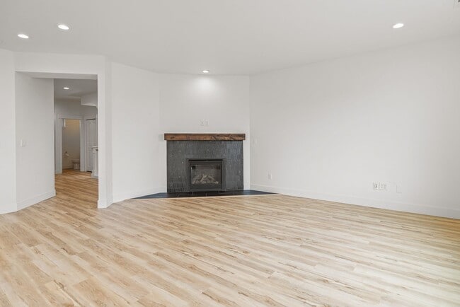 Building Photo - Immediately available 4-bedroom 3.5 bath