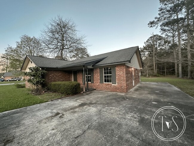Building Photo - MOVE IN SPECIAL: $250 OFF 1ST MONTH'S RENT!**