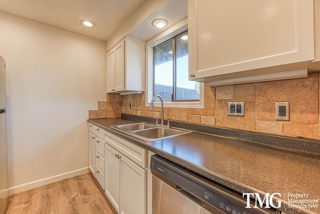 Building Photo - Tucked away 2 Bed 1 Bath Duplex in Hillsboro