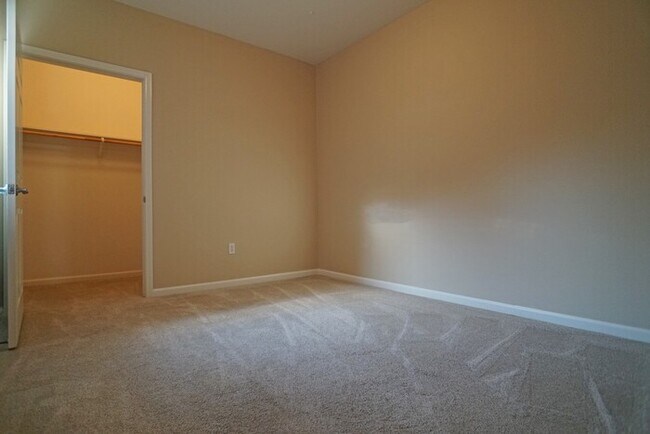 Building Photo - 3 bedroom, 2 bathroom condo with great flo...