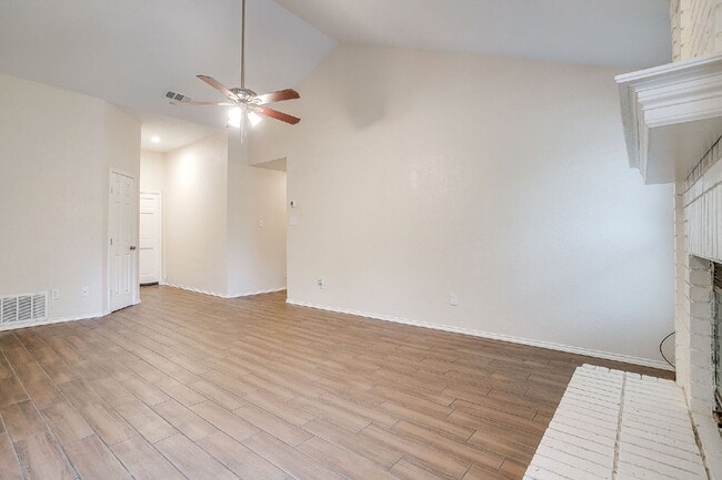Building Photo - Charming, updating 3 bedroom home in east Fort Worth