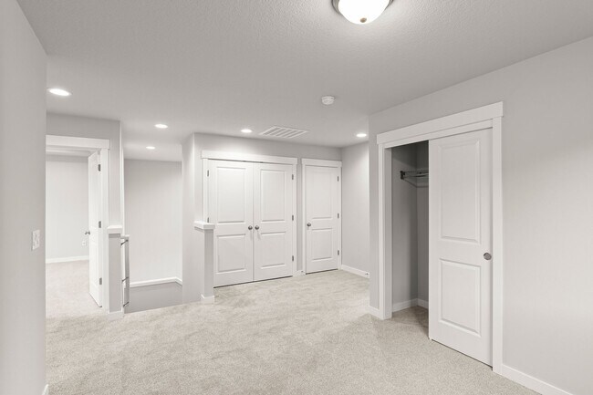 Building Photo - Corner Lot 3 Bedroom Home in Happy Valley