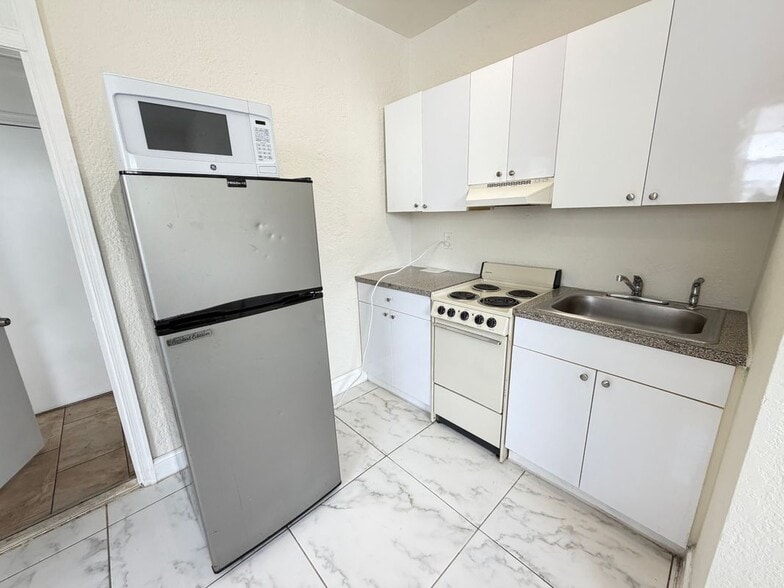 Building Photo - 912 NW 9th Ave