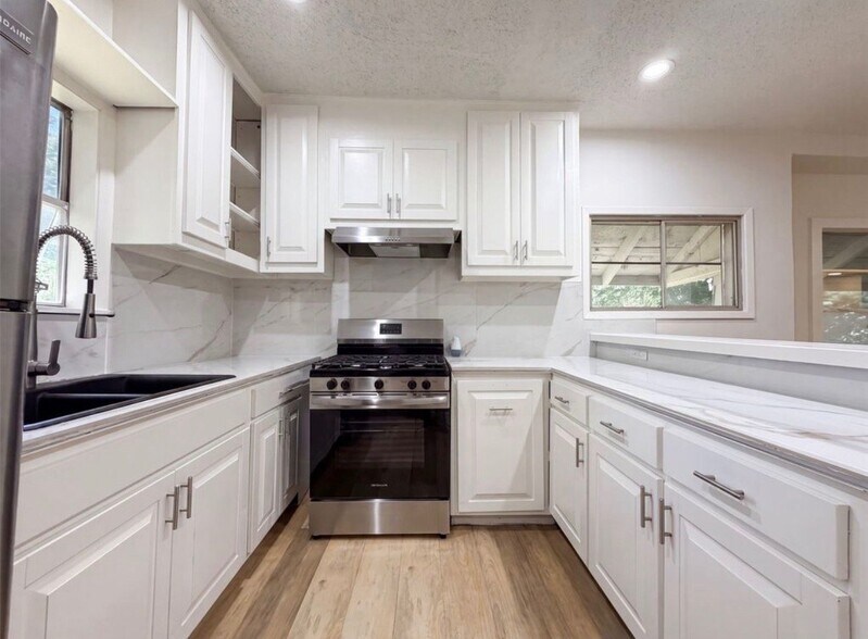 Building Photo - 5109 Malinda Ln S