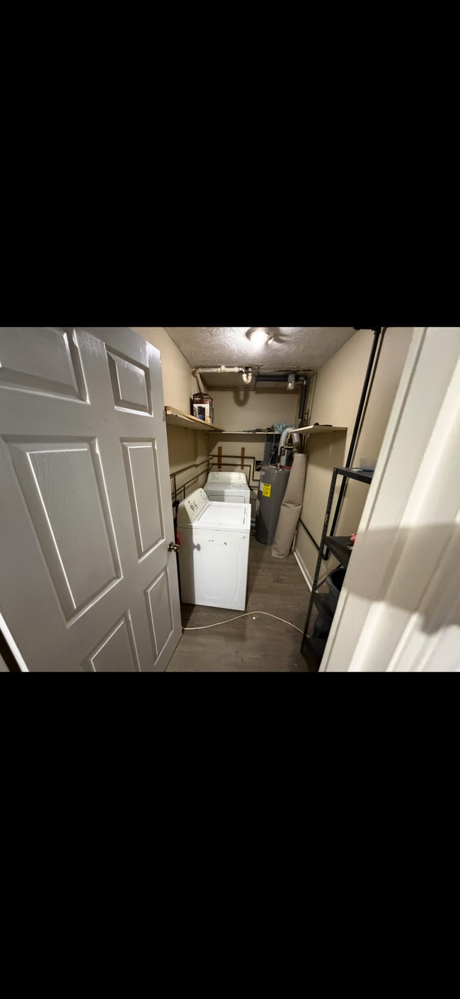 Building Photo - 823 Hawkins Dr