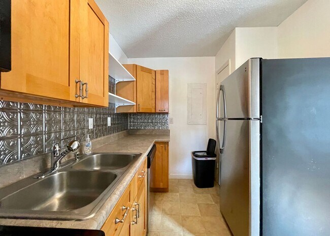 Building Photo - Available 7/1. 2 BR/2 BA in a FANTASTIC Lo...