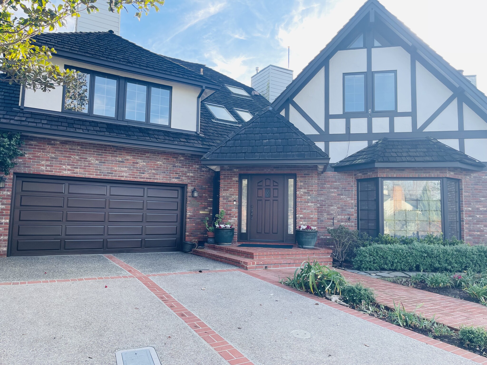 Building Photo - 200 Iris Way