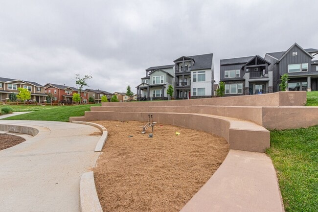 Building Photo - Immaculate, Well-Maintained 3 bed/3.5 Bath...