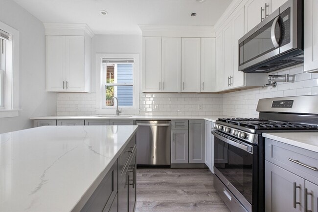Primary Photo - 62-64-64 Edson St