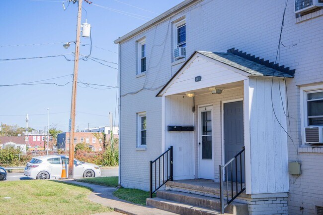 Building Photo - ONE MONTH FREE-Sign by 2/28/2026: Walk to Carytown & the Fan