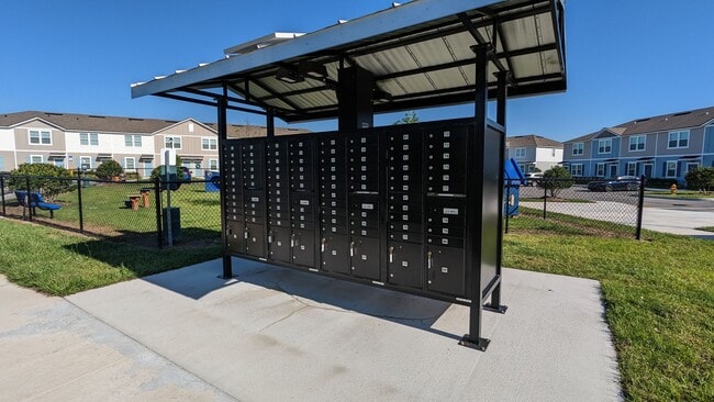 Building Photo - REDUCED RATE ON THIS 18mo LEASE (15mo & 12mo also available) AND WAIVED $250 Admin Fee (app. fee ...