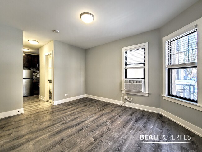 Primary Photo - 425 W Belden Ave