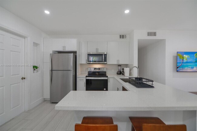 Building Photo - 655 NE 62nd St
