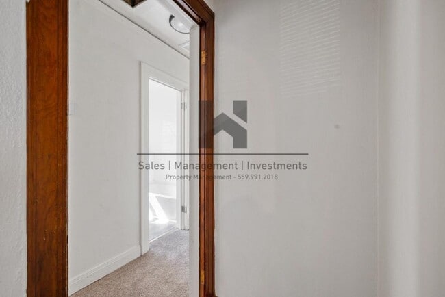Building Photo - 232 E San Joaquin Ave