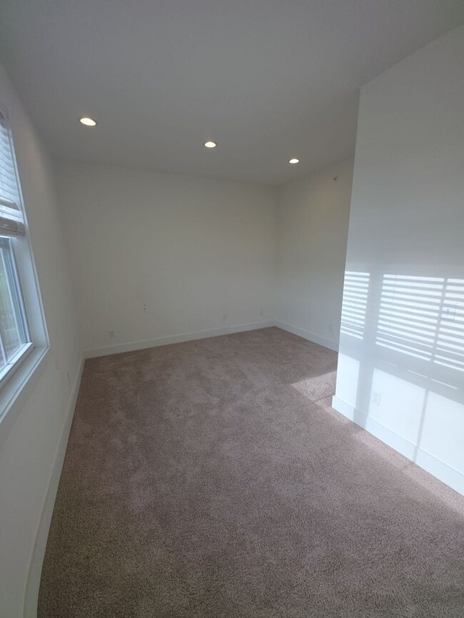 Building Photo - 3-Bedroom HOA Townhome with Pool Access Near Downtown Cookeville