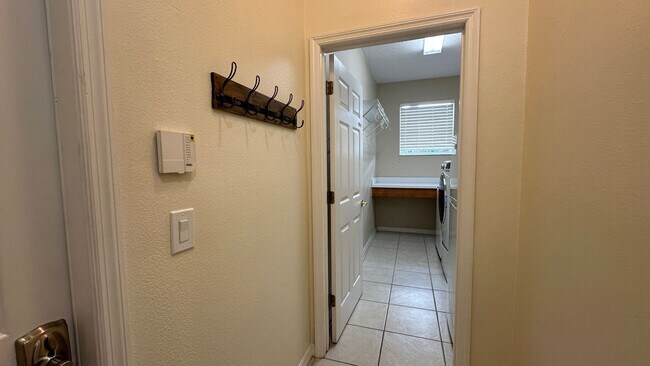 Building Photo - 1653 Cherry Ridge Dr