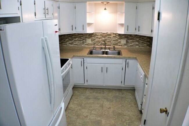 Building Photo - $2,300 | 3 Bedroom, 3 Bathroom House | No ...