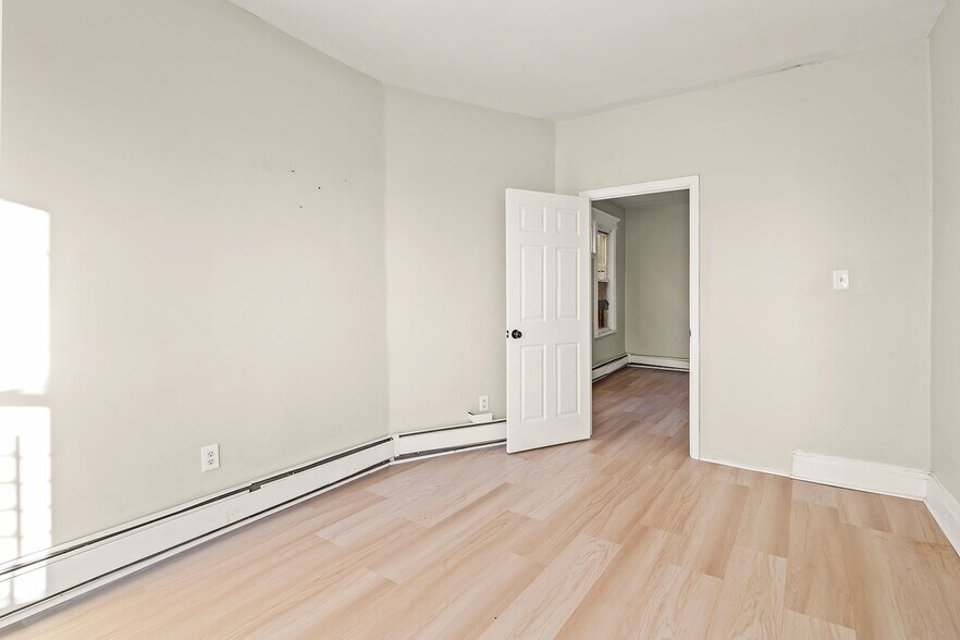 Building Photo - 30 Wainwright St