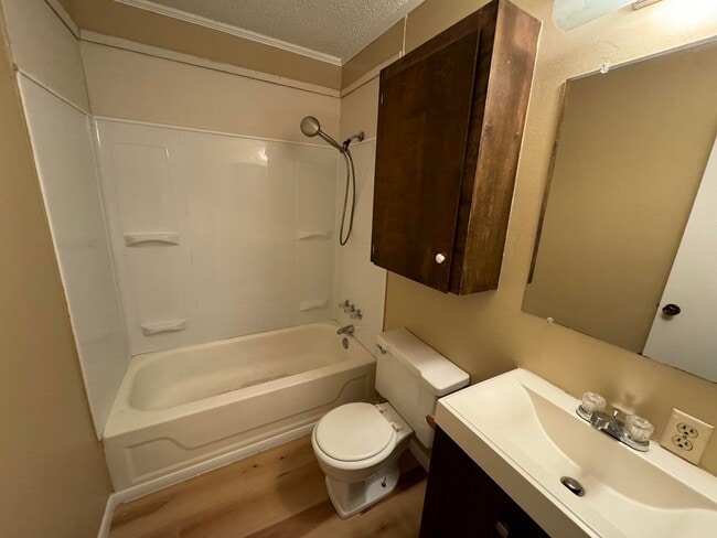 Building Photo - Partial Utilities Included • 2 Bed/ 1 Bath...