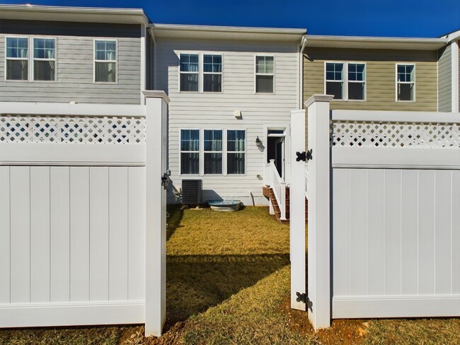 Building Photo - Three story townhome in Preston Lake!!!