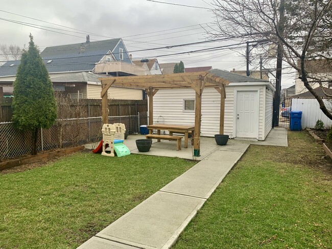 Building Photo - 3547 W Diversey Ave