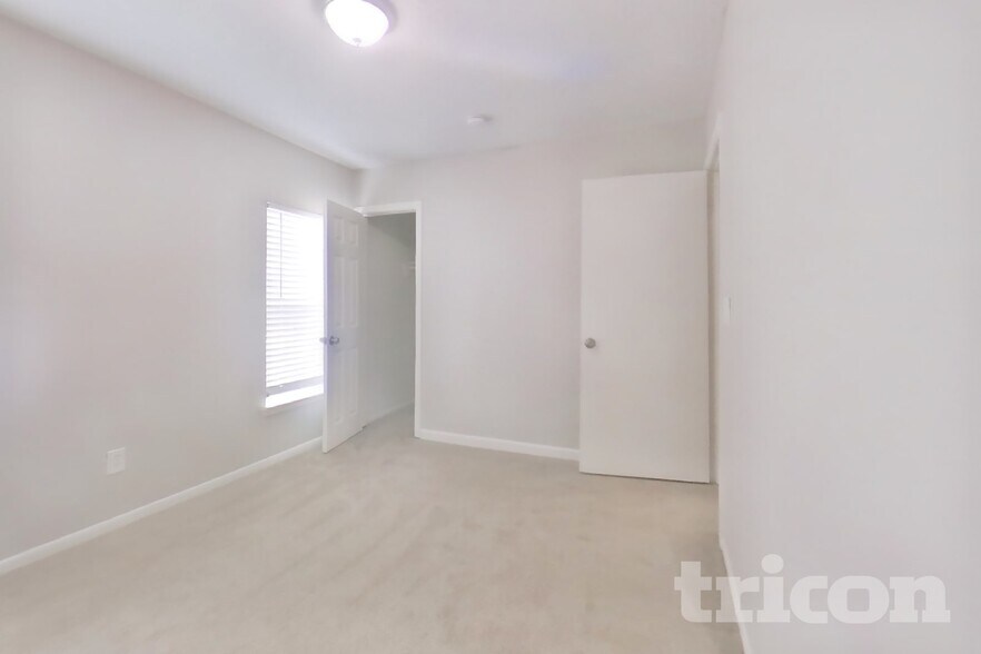 Building Photo - 2610 Townhall Ln