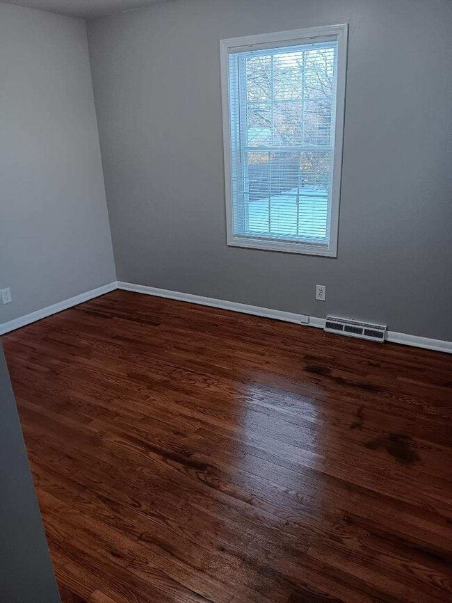 Building Photo - Charming 3 bedroom near Washburn University.