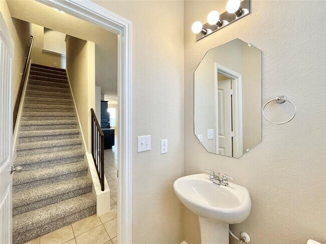 Building Photo - 415 Crater Lake Dr