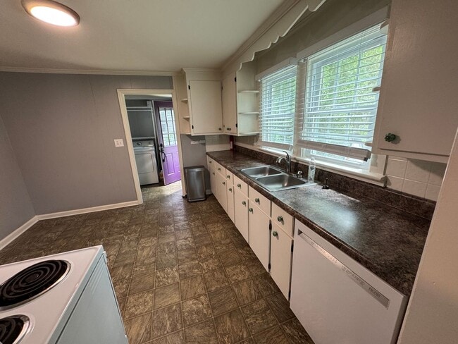 Building Photo - Cute house in Madison! Backs up to Lanier ...