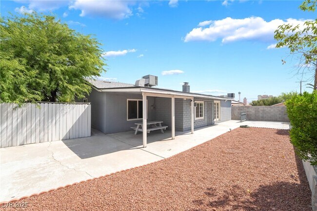 Building Photo - 3209 Kings Way
