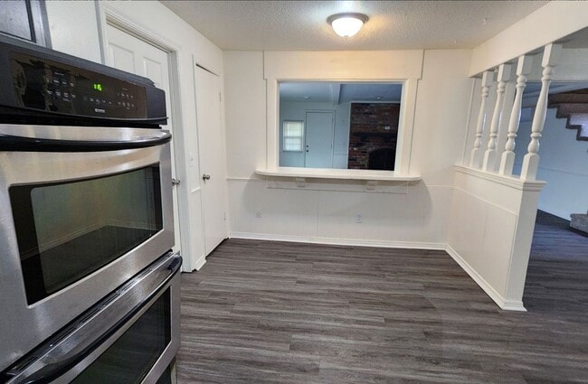 Building Photo - 5 bedroom 2.5 bath - Accepting Housing Vouchers