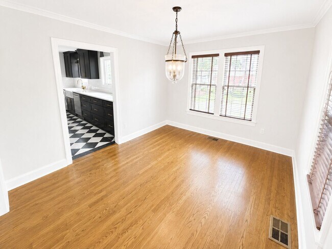 Building Photo - South Highlands Home!