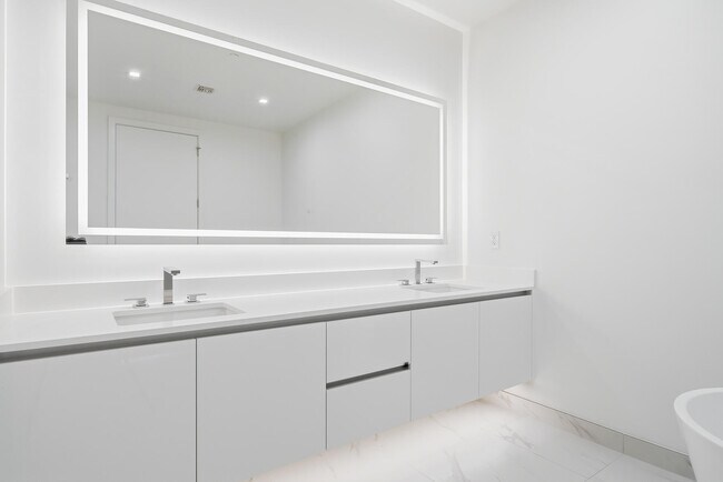 Building Photo - 220 Lake Shore Dr