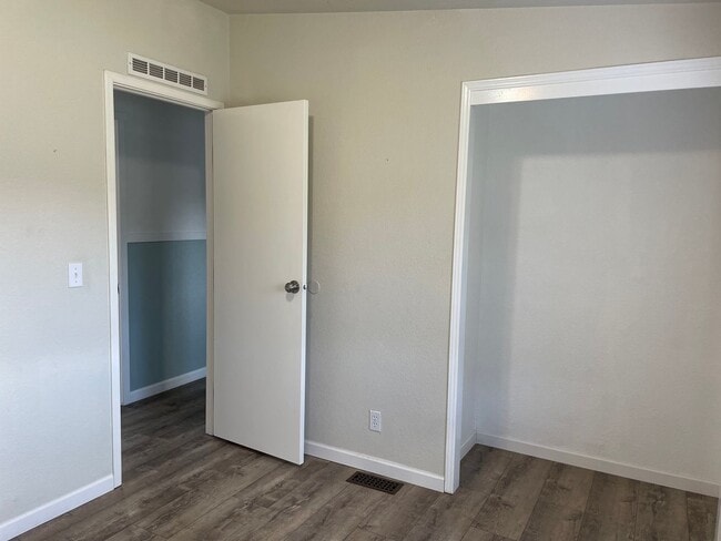 Building Photo - Remodeled Home Just Moments from Greenbank Farm!