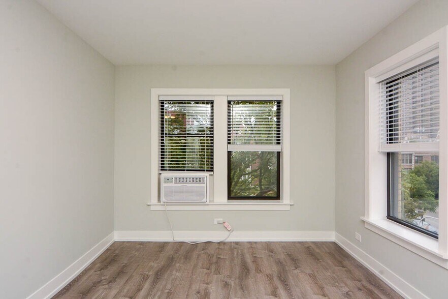 Building Photo - 712 W Brompton Ave