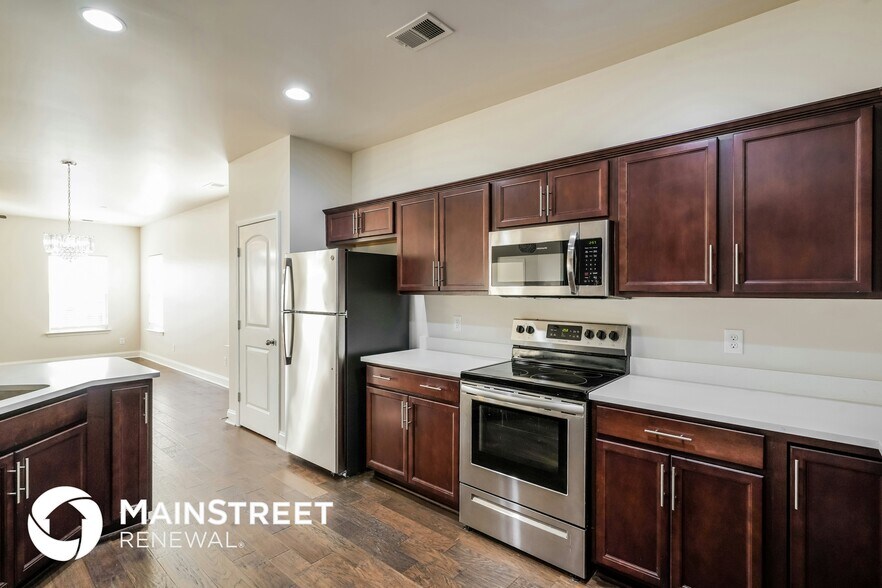 Building Photo - 1009 Ellington Dr