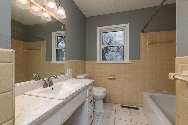 Building Photo - SOUTH SPRINGFIELD HOME (Kickapoo and Cherokee Schools) -- 3 Bed | 1.5 Bath | 2 Car Garage -- LARG...