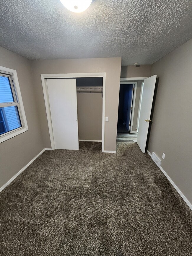 Building Photo - 1625 N Algona St