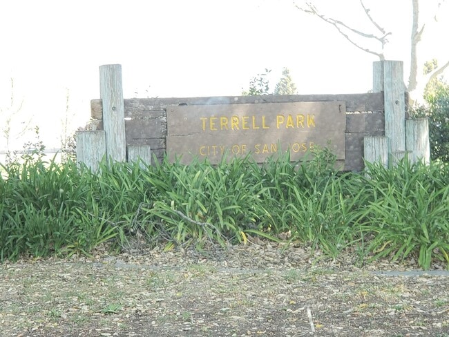 Building Photo - 4 Bed 2 Bath with Beautiful Large Yard!!