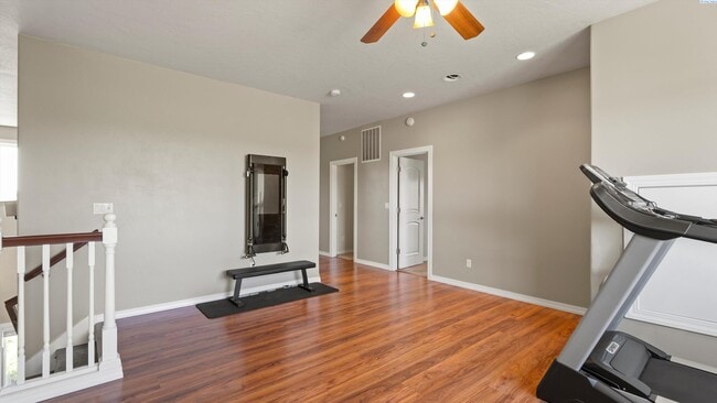 Building Photo - Fully Furnished and available for the holi...