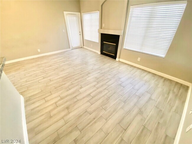 Building Photo - 1900 N Torrey Pines Dr