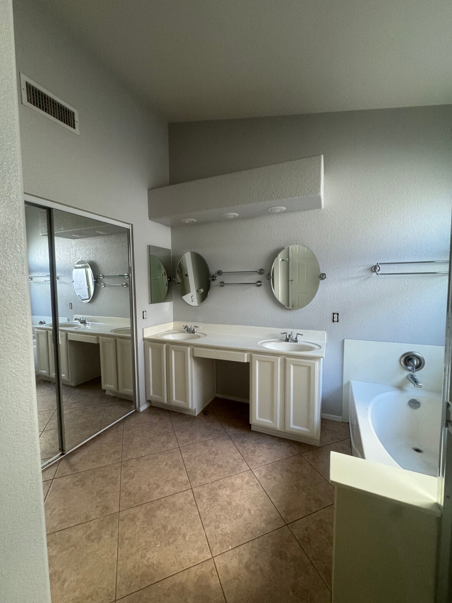 Building Photo - 2523 E Parkside LN