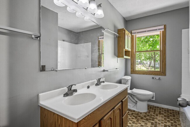 Building Photo - Gorgeous Shoreview House 3BR 1 Bath  Available Early May!