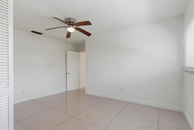 Building Photo - 2910 NE 40th Ct