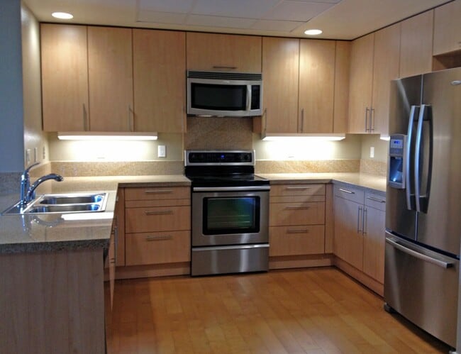 Building Photo - Huge 1 Bedroom Flat with Storage Locker and Original Brick Walls at Plant 51