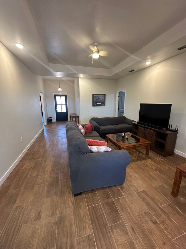 Building Photo - Beautiful Modern 3 Bed Home! Zia School Di...